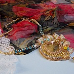 Pendentif Sunflower Gold brod&eacute; avec une opale jaune de Madagascar, cristaux, rocailles plaqu&eacute;es or 24 carats, perles satin&eacute;es, cha&icirc;nette et fermoir Gold Filled 14 carats pour une tenue Haute-Couture